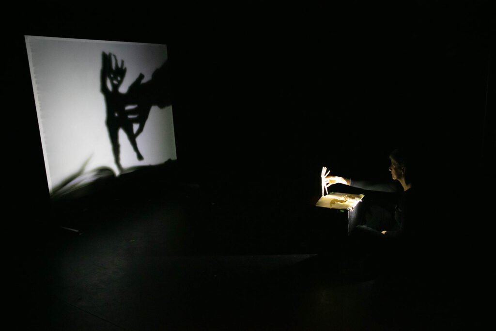 A_Claudia Losi, Ombre, 2022, ph. Alessandro Di Giugno, © l_artista e Corpi sul palco