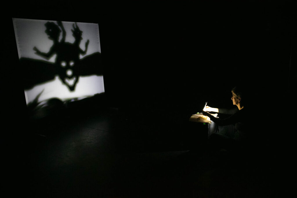 C_Claudia Losi, Ombre, 2022, ph. Alessandro Di Giugno, © l_artista e Corpi sul palco